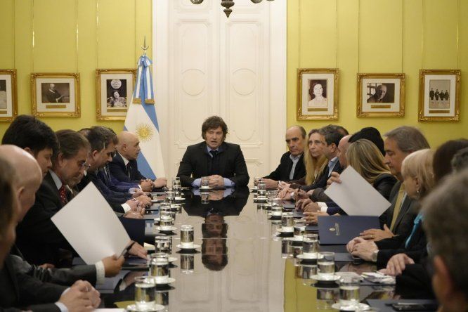 Javier Milei, junto a diputados y senadores en Casa Rosada.