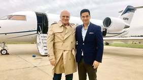 José Luis Espert posa junto a Nazareno Etchepare frente al avión de Fred Machado que usó durante la campaña presidencial de 2019.