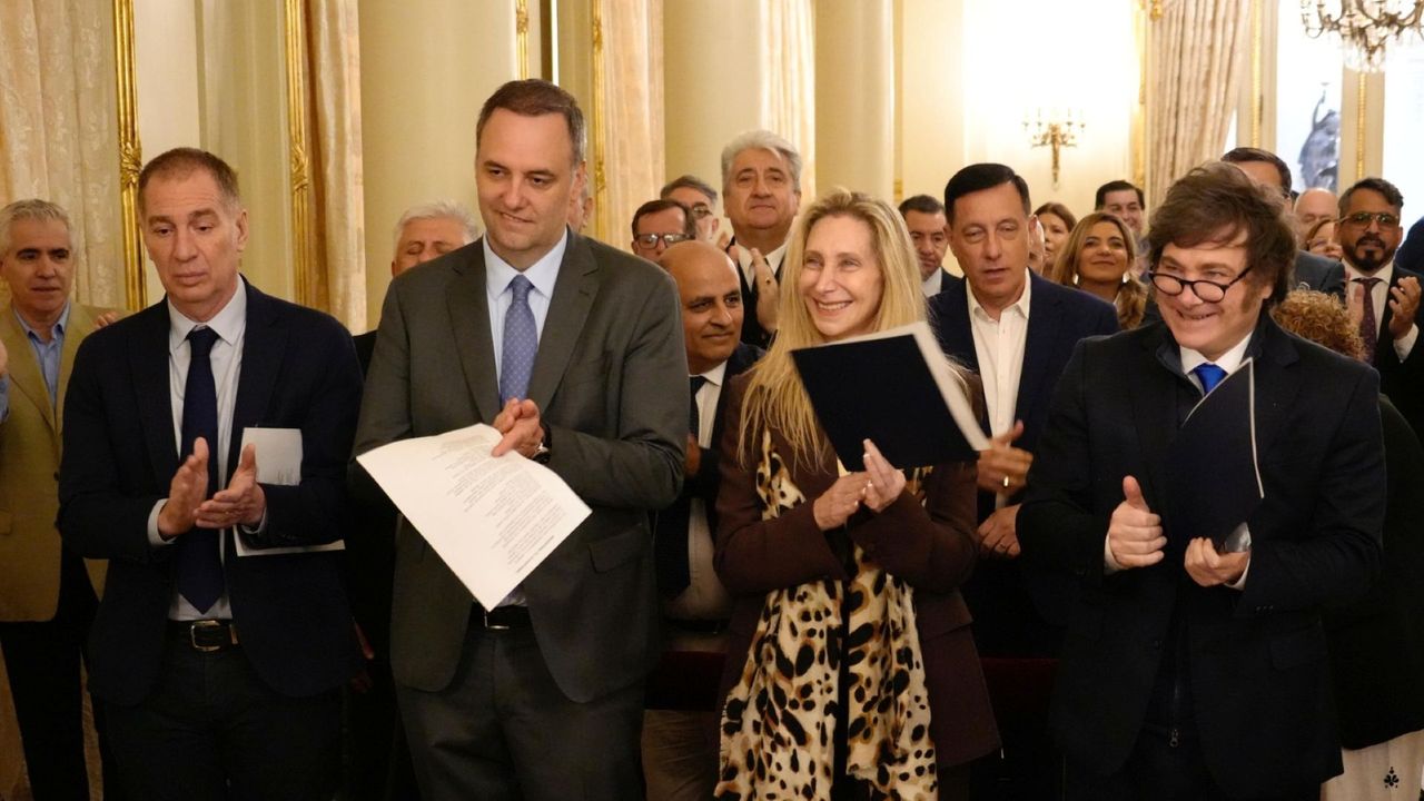 Diego Santilli, Manuel Adorni, Karina Milei y Javier Milei en la jornada de oración en la Casa Rosada.