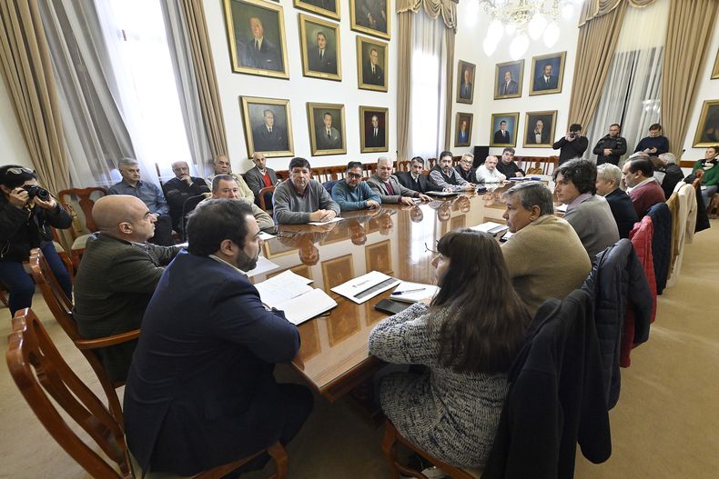 El ministro de Gobierno y Trabajo, Manuel Troncoso, y el presidente de la Caja de Jubilaciones de Entre Ríos, Gastón Bagnat, junto a los representantes sindicales en el momento de presentarles la reforma propuesta por el gobierno del gobernador Rogelio Frigerio.