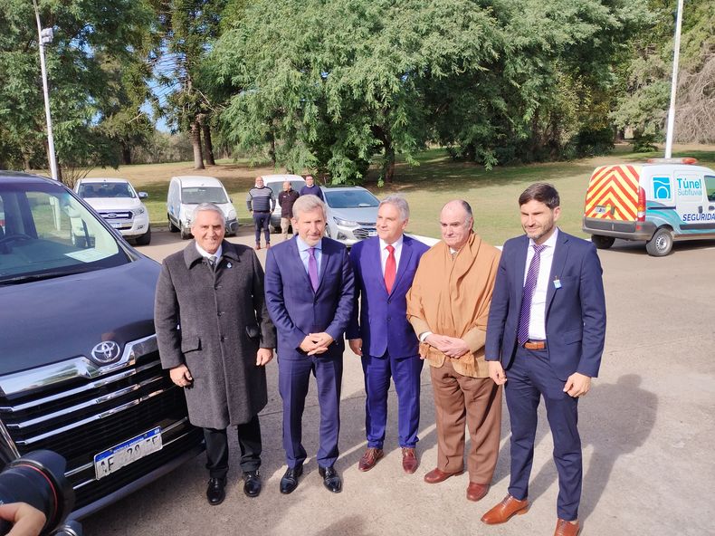 Rogelio Frigerio, Maximiliano Pullaro y Martín Llaryora juntos a los directos del Túnel por Entre Ríos y por Santa Fe, Eduardo López Segura y Lisandro Villar, respectivamente.