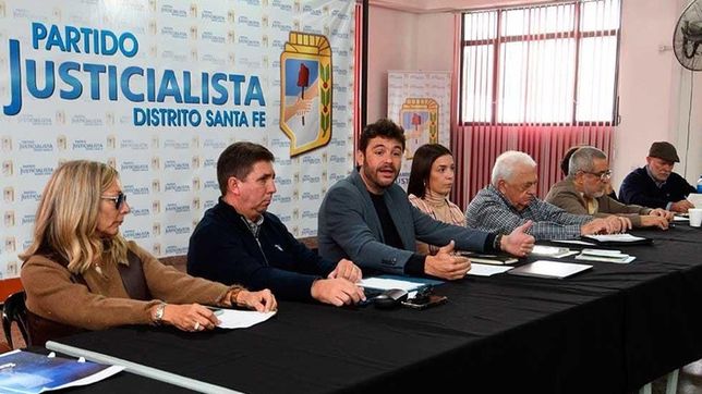 Juan Monteverde y Rubén Pirola junto a otros convencionales constiuyentes que representarán al peronismo de Santa Fe.