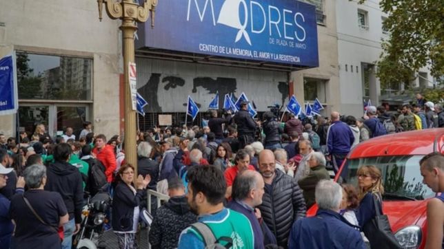 tension en la sede de las madres de plaza de mayo por un operativo judicial
