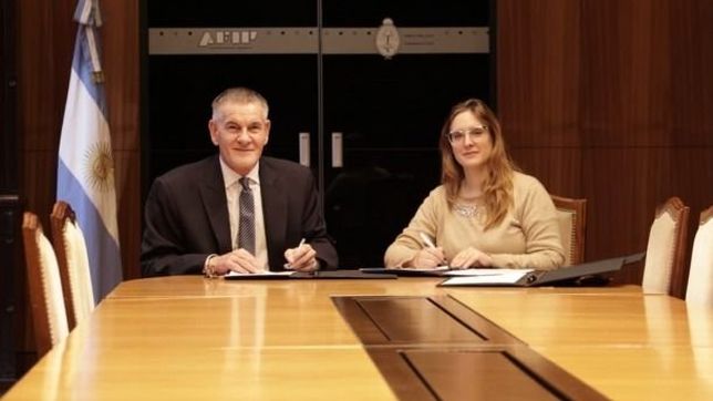 robo amigo: castagneto le aspira una ministra a kicillof