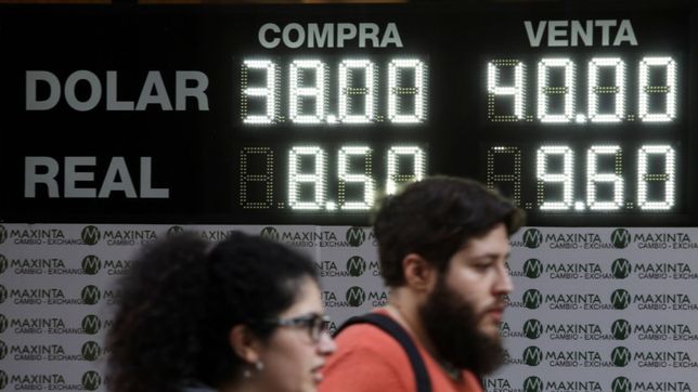 el dolar subio a $40,60 en el banco nacion en una rueda tensa
