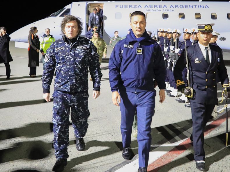 Javier Milei y Luis Petri en una base aérea militar