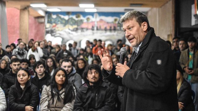 Oscar Alpa, rector de la Universidad de La Pampa, en una clase pública durante una de las últimas protestas sectoriales. Foto: www.radiokermes.com