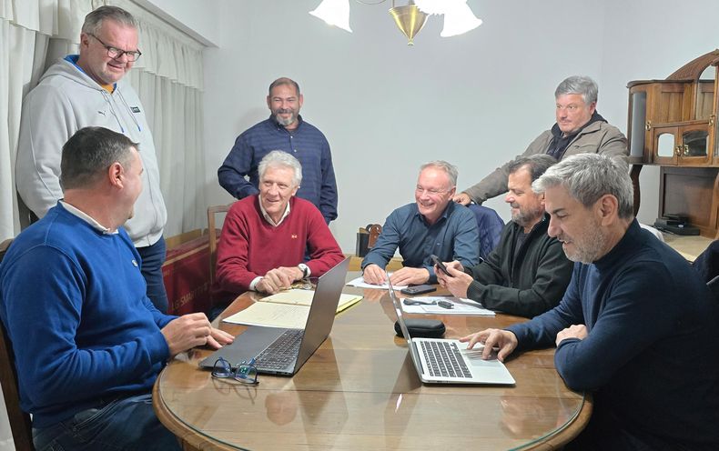 El oficialismo boinablanca en el centro de cómputos durante la jornada electoral. El oficialismo boinablanca en el centro de cómputos durante la jornada electoral.