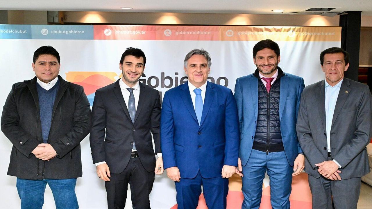 Claudio Vidal, Ignacio Torres, Martín Llaryora, Maximiliano Pullaro y Carlos Sadir.