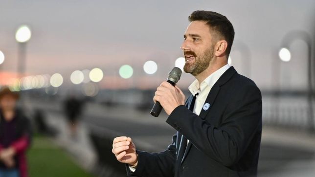 Estévez en el lanzamiento de su candidatura a la par del río Paraná.