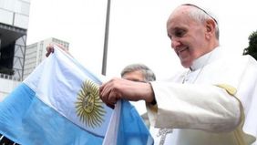Jorge Bergoglio con la bandera argentina (JMJ Rio 2013)