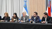 Rogelio Frigerio junto a la vicegobernadora Alicia Aluani, miembros del gabinete e intendentes e intendentas del peronismo que lo escucharon hablar de la reforma política y electoral que quiere para Entre Ríos. Foto de archivo.&nbsp;