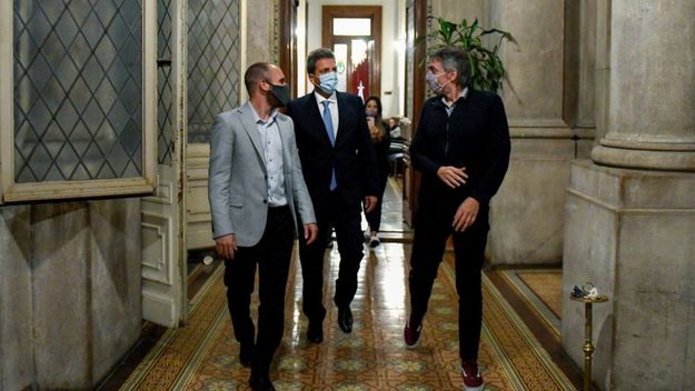 Con el FDT en llamas, Massa sale de escena y congela Diputados