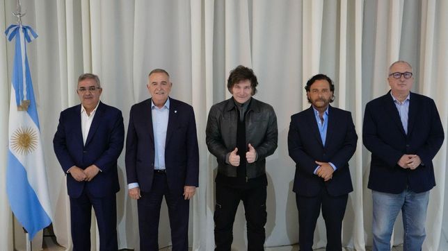 Javier Milei y sus gobernadores favoritos: Raúl Jalil, Osvaldo Jaldo, Gustavo Sáenz y Hugo Passalacqua.