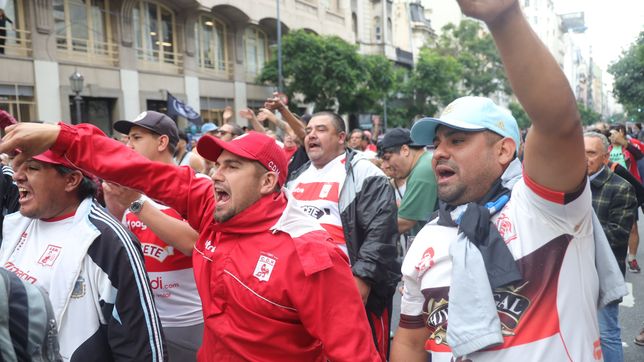Hinchas organizados respaldan a los jubilados en su marcha de este miércoles.  