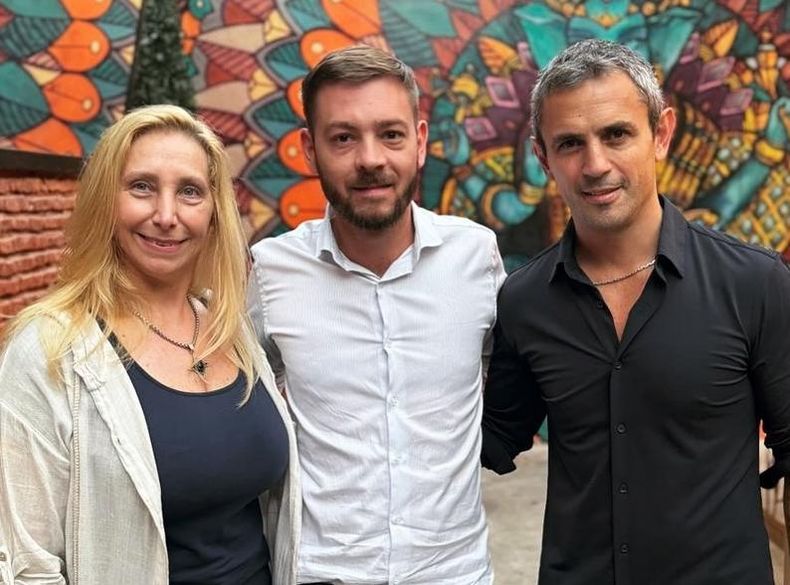 Luciano Ortiz es el referente libertario en La Pampa: en la foto, con Karina Milei y Martín Menem. Participó del encuentro que impulsa un rejunte opositor al peronismo.