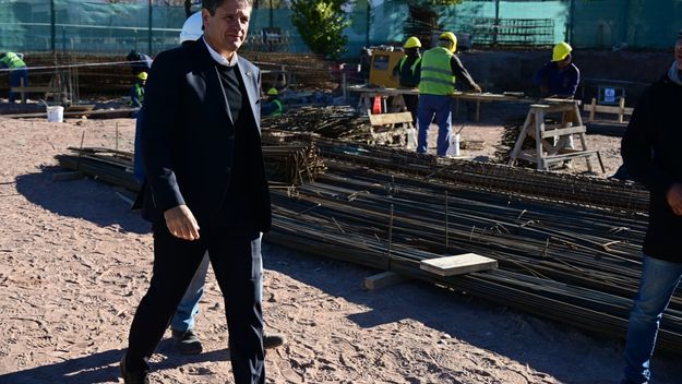 El intendente de Neuquén, Mariano Gaido, ya no confronta con Javier Milei. Trama su sucesión.
