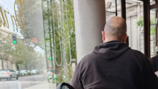 A través de este ventanal, un joven les pidió a tres hombres la grasa y los huesos que separaban de la carne que almorzaban en un restaurante de La Plata.&nbsp;