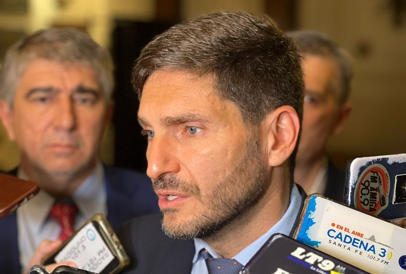 El gobernador electo Maximiliano Pullaro y, a sus espaldas, el futuro ministro de Gobierno Fabián Bastía.