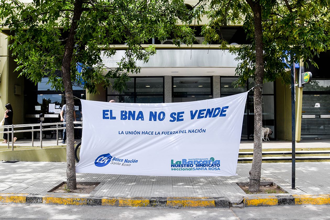 Javier Milei lo hizo: el Banco Nación anunció que se va de La Pampa. FOTO: Gentileza Radio Kermes.