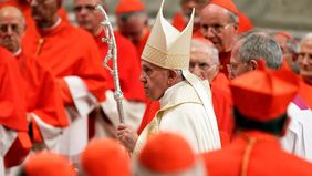El papa Francisco rodeado de cardenales