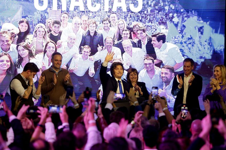 Javier Milei, sobre el escenario del b&uacute;nker de LLA.&nbsp;