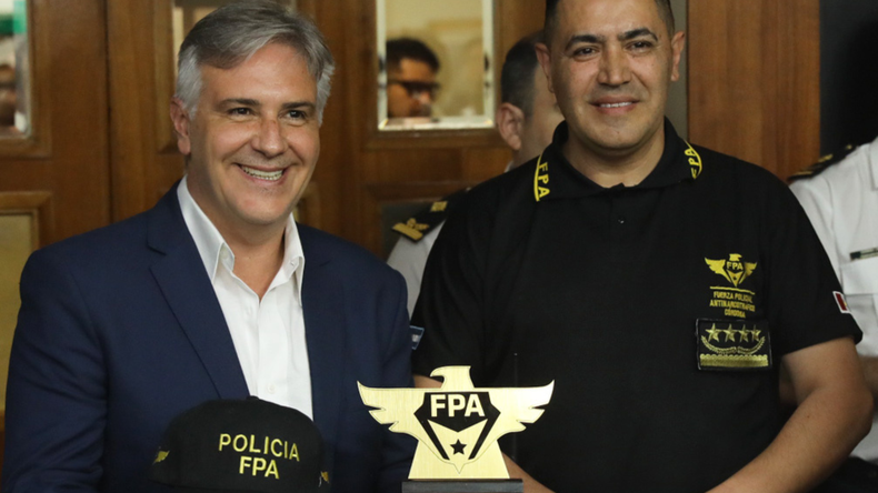 El gobernador Martín Llaryora junto a un agente de la Fuerza Provincial Antinarcotráfico en Marcos Juárez.&nbsp;