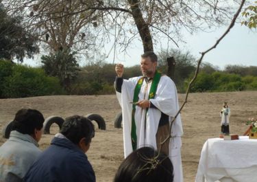 Un cura K de Santiago choca con Zamora y es la pesadilla de los sojeros