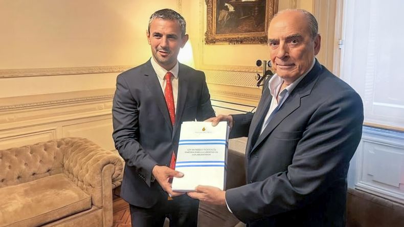 Martín Menem y Guillermo Francos con la ley ómnibus de Javier Milei Martín Menem y Guillermo Francos con la ley ómnibus de Javier Milei