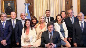 La primera imagen de Javier Milei junto a su gabinete La primera imagen de Javier Milei junto a su gabinete