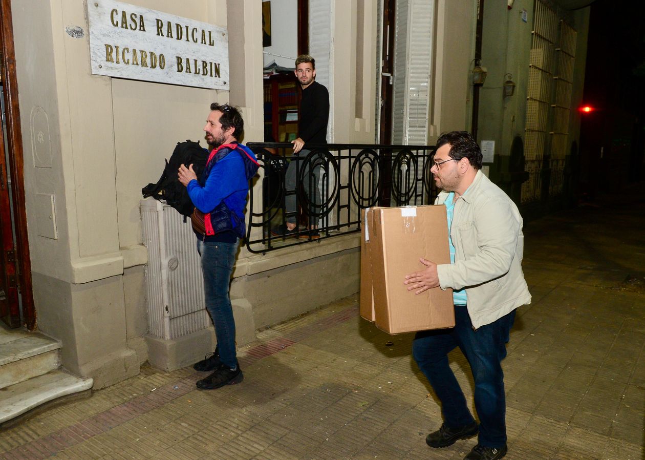 Interna en la UCR bonaerense: traslado de las urnas para el recuento de votos.