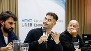 El diputado Tomás Ledesma junto al rector de UNER, Andres Sabella y al economista Gabriel Weidmann.