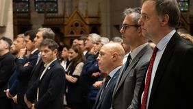Manuel Adorni y Axel Kicillof, en la misa por el papa Francisco.