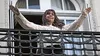 CFK, en el balcón de su departamento de San José 1111. El peronismo, en una encerrona. CFK, en el balcón de su departamento de San José 1111. El peronismo, en una encerrona.