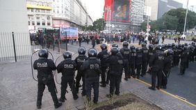 represion y muerte en el obelisco: la policia de la ciudad, bajo la lupa