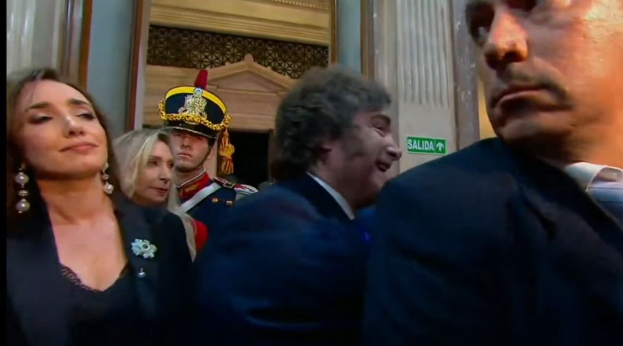 Victoria Villarruel le gana la posición a Karina Milei, durante el ingreso del Presidente al recinto de la Cámara de Diputados.&nbsp;
