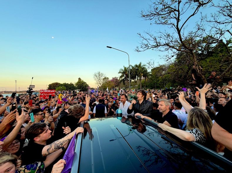 Javier Milei ante una multitud junto al gobernador Rogelio Frigerio en la visita presidencial a Entre Ríos.