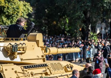 Javier Milei en un tanque durante un desfile por el 9 de Julio.&nbsp;
