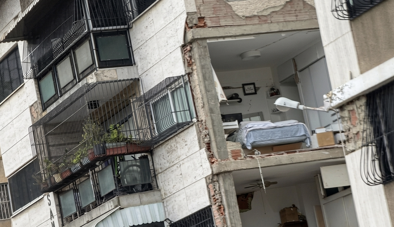 Un edificio muestra el impacto de los terremotos en Caracas. Venezuela enfrenta el desastre natura debilitada por una tormenta política perfecta.