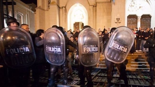 la bonaerense reprimio una marcha de mujeres con gases y balas de goma