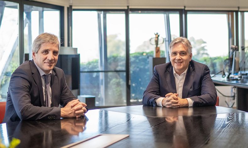 Martín Llaryora y Toto Caputo en una de sus primeras reuniones públicas