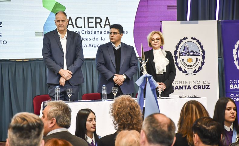 El gobernador Claudio Vidal, la secretaria de Culto provincial y una referente del evangelismo nacional