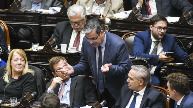 Germán Martínez (UP) habla con Nicolás Massot (EF). Referentes de la oposición en Diputados. 