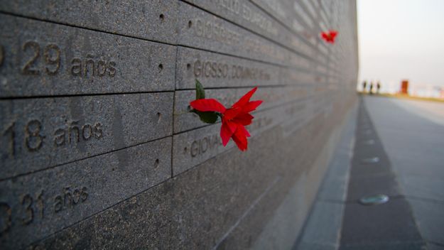Monumento a las víctimas del Terrorismo de Estado en el Parque nacional de la Memoria