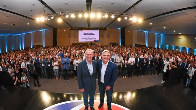 Juan Schiaretti y Martín Llaryora en un plenario con 200 intendentes e intendentas. 