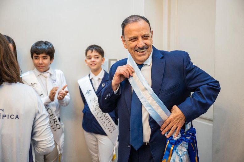 Ricardo Quintela comienza a caminar el país. 