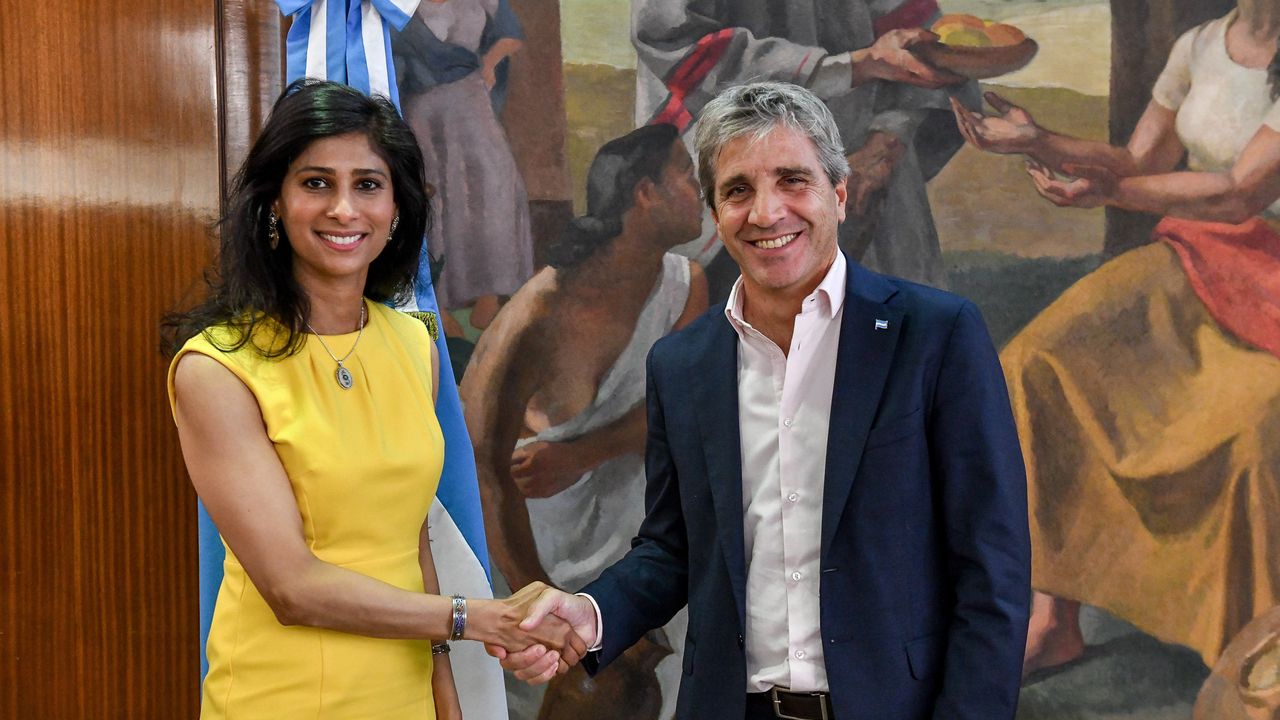 Toto Caputo con Gita Gopinath, en ese momento la número dos del FMI