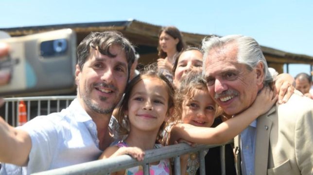fernandez se asoma para ver si hay agua en la pileta de la reeleccion