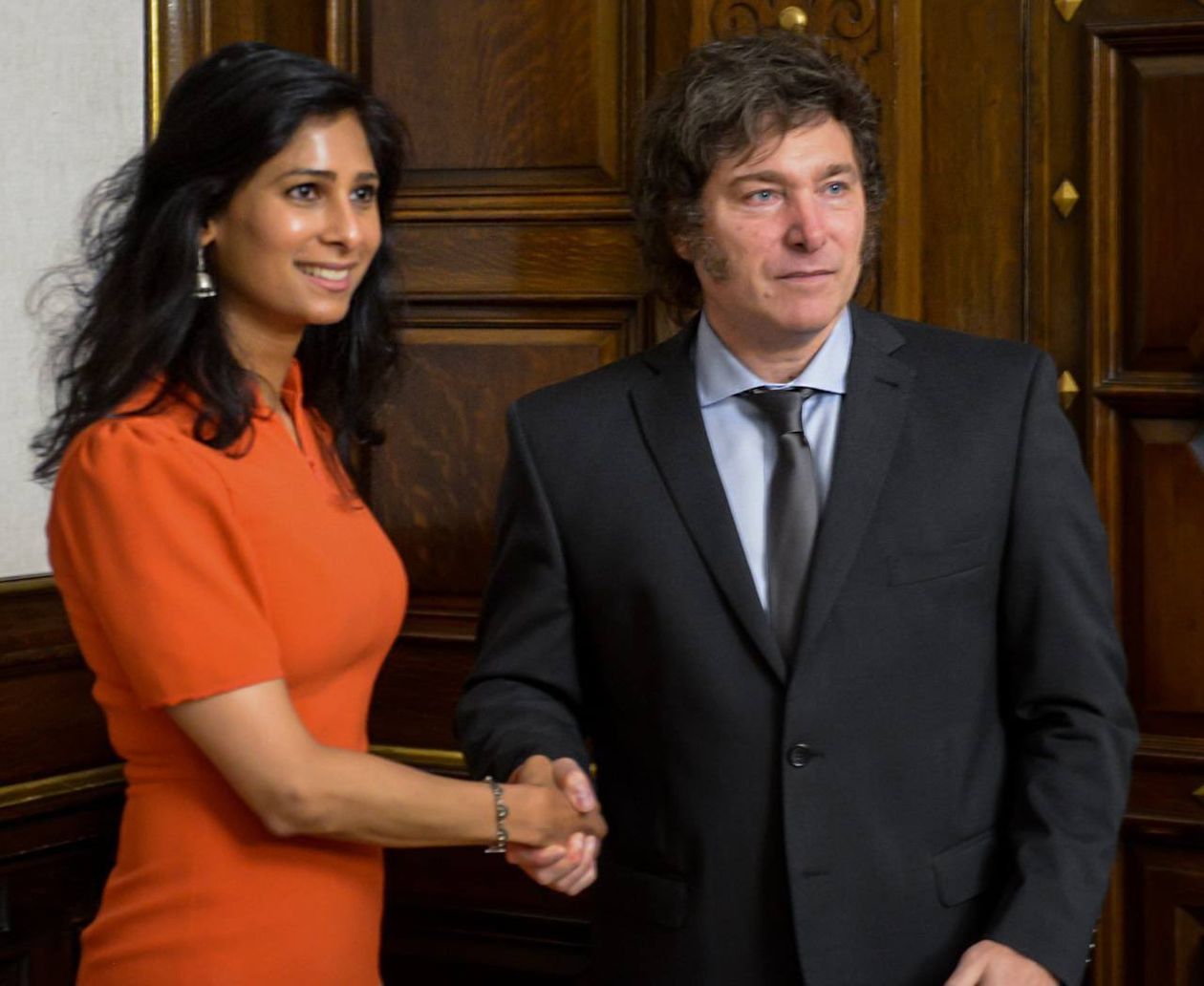 Gita Gopinath y Javier Milei Captura de la cuenta de Twitter @OPRArgentina