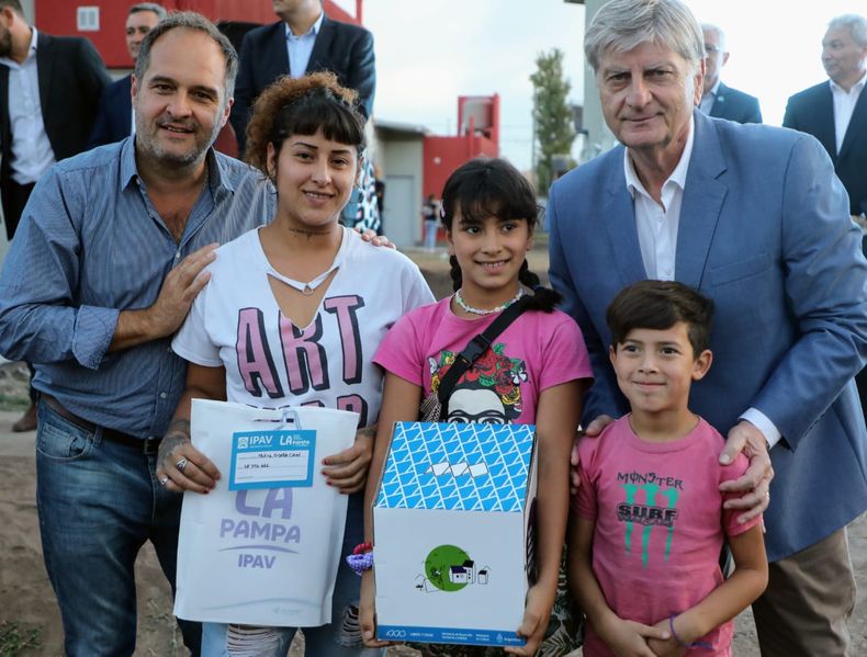 El ministro Santiago Maggiotti y el gobernador pampeano Sergio Ziliotto entregan viviendas en Toay